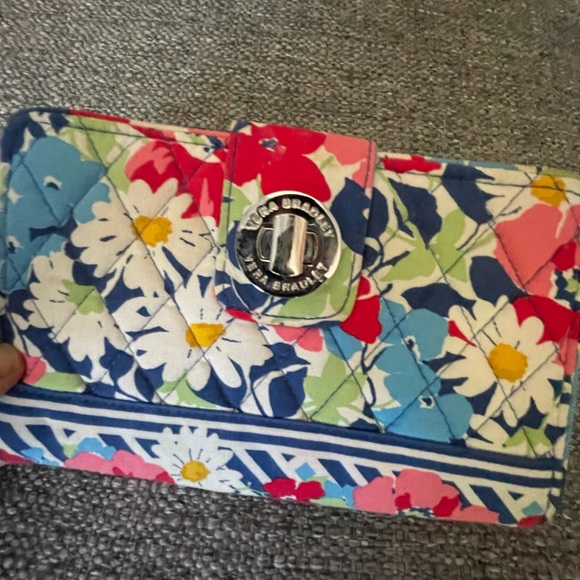 Vera Bradley Trifold wallet/organizer in very good condition 5x8” - Picture 2 of 4